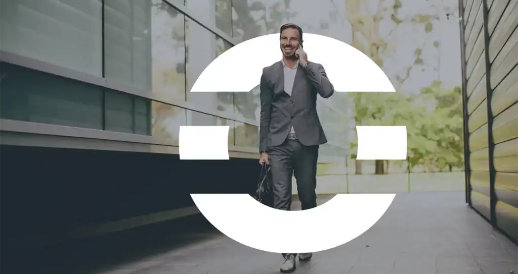 Hombre caminando con actitud segura en un entorno urbano contemporáneo, con el logo de The Core superpuesto como elemento gráfico central, representando avance, claridad y liderazgo en acción.