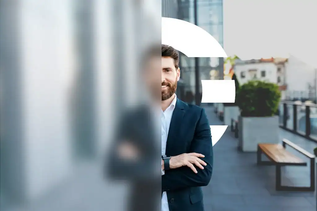 Hombre con traje en un entorno urbano moderno; la imagen se divide en dos mitades, una desenfocada y otra nítida, con el logo de The Core en blanco que simboliza foco, claridad y liderazgo.