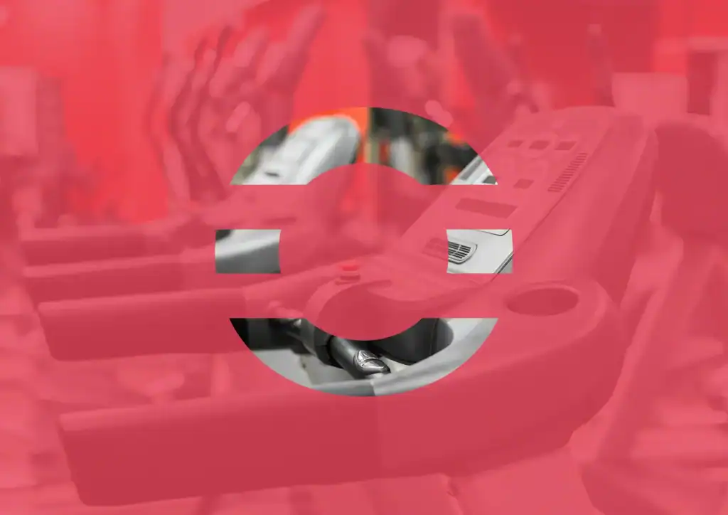 Equipamiento de entrenamiento deportivo en interior, cubierto por una capa gráfica roja con el logotipo de The Core en primer plano, representando activación física, disciplina y trabajo corporal como parte del desarrollo integral del liderazgo.