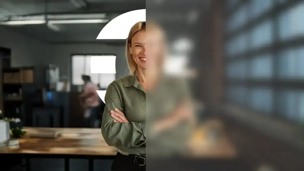 Retrato de una mujer en un entorno profesional, con media imagen enfocada y la otra difuminada, atravesada por el logo de The Core como elemento gráfico central, simbolizando claridad, foco y liderazgo interior.